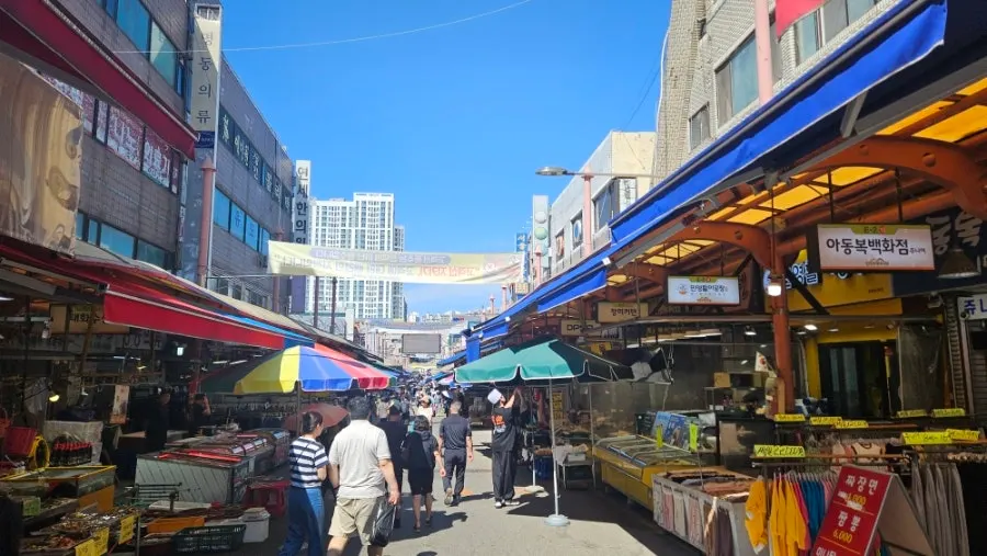Exterior of Minyeong Hwareo Gongjang inside Moraenae Market