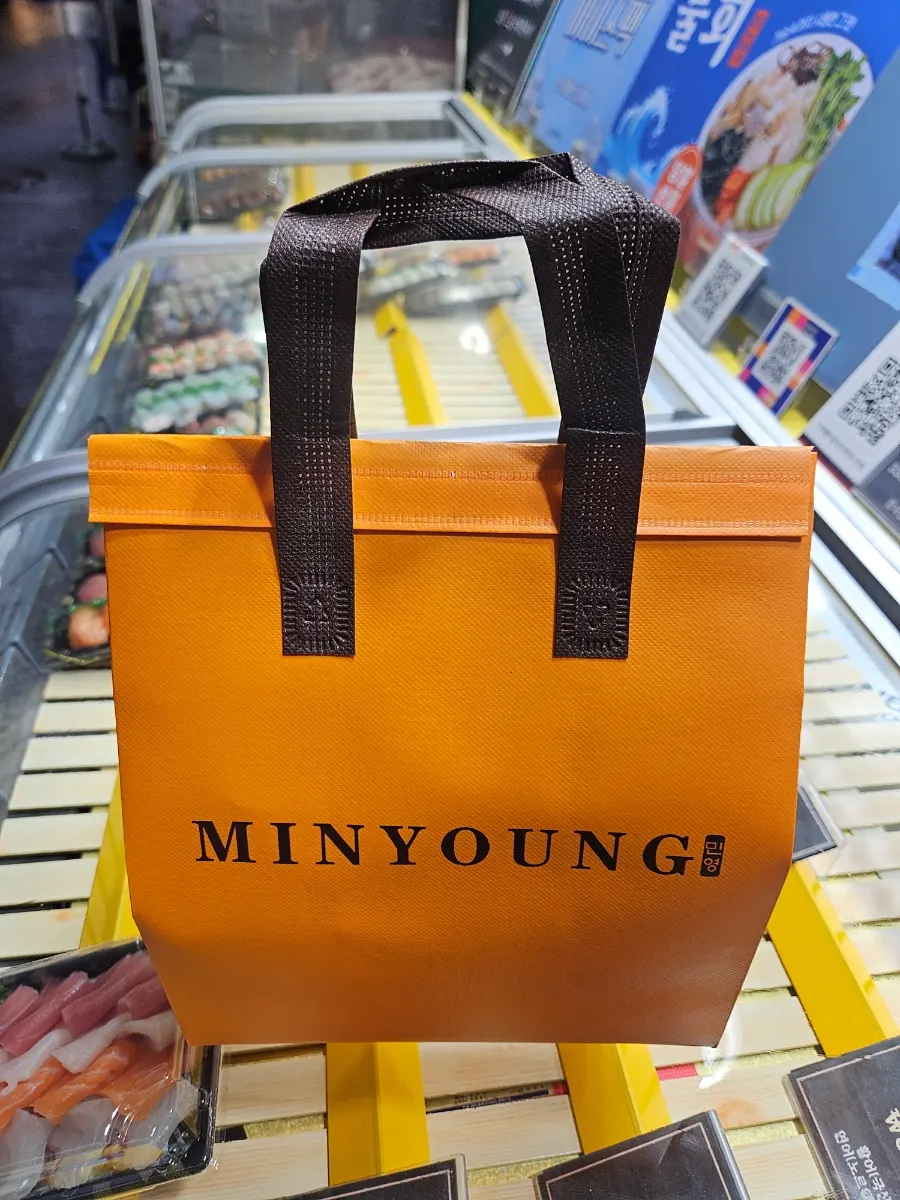 특선초밥과 오마카세초밥이 적힌 메뉴 안내