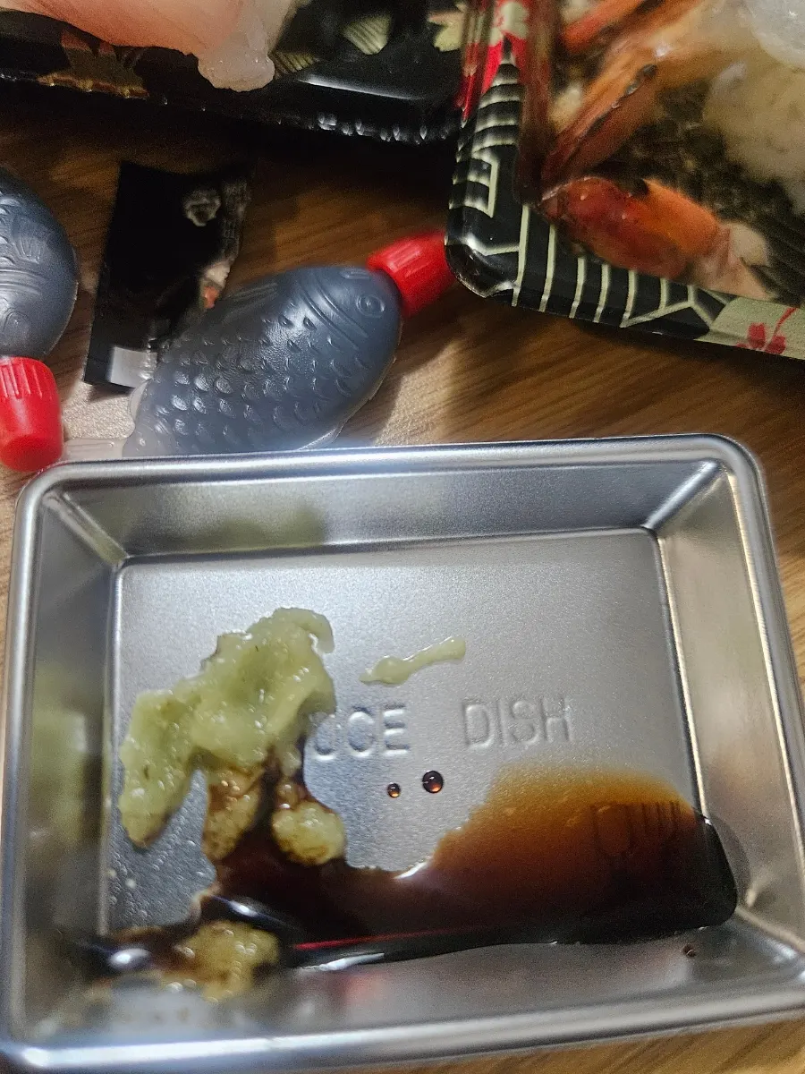 간장과 와사비를 올린 포장 초밥 한 판