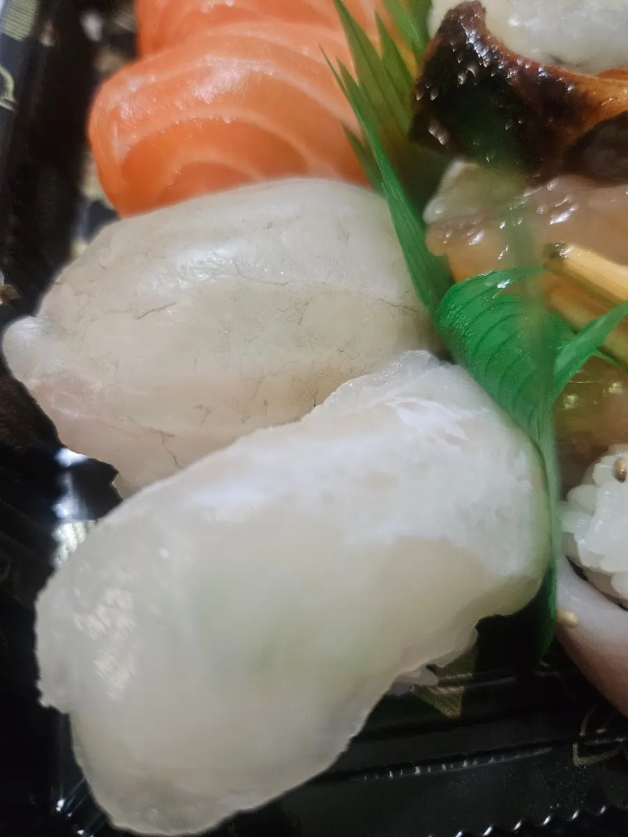 쟁반처럼 담긴 초밥 클로즈업