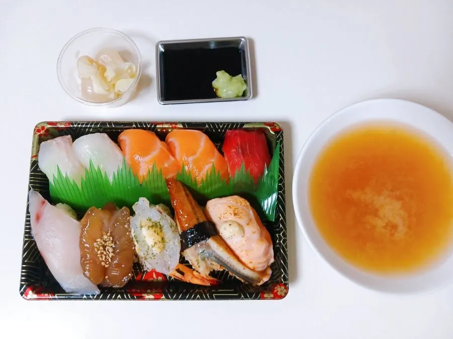 Full spread of the ₩15,000 special sushi set