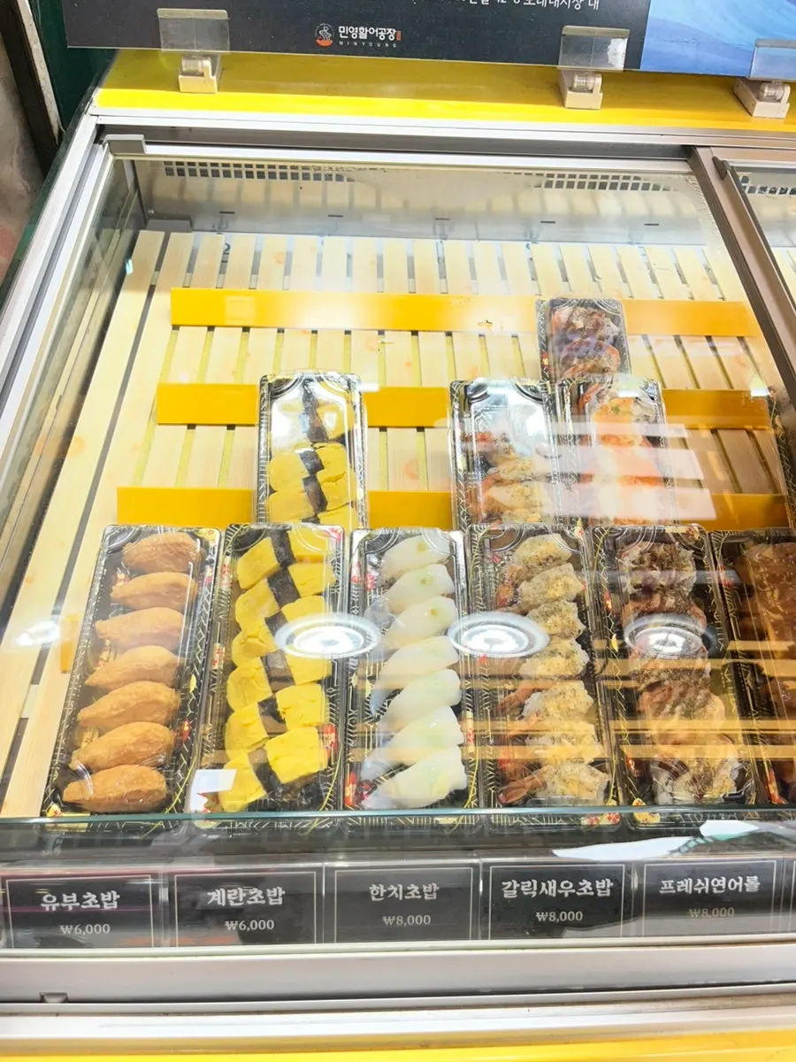 냉장 진열대에 놓인 포장 초밥 팩