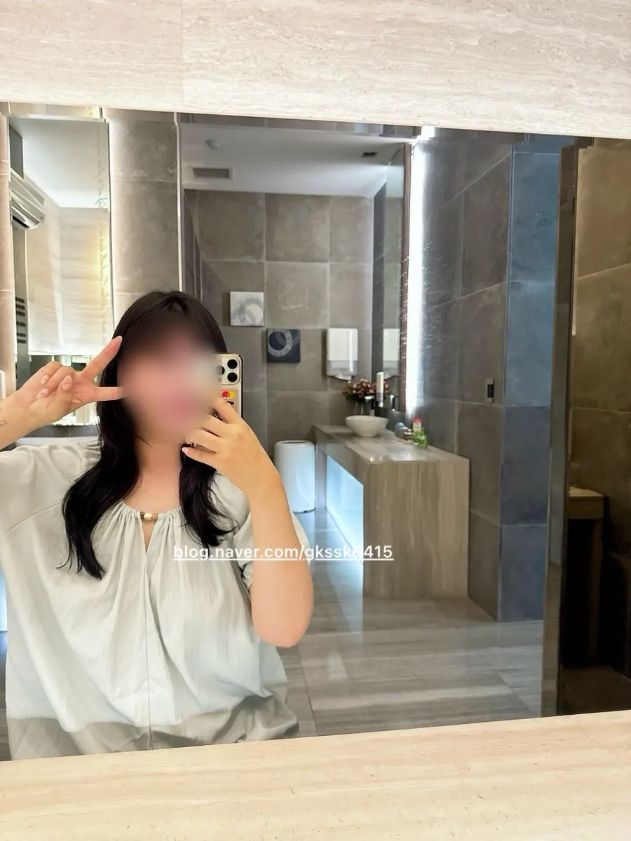 커트 후 거울 앞에서 찍은 사진