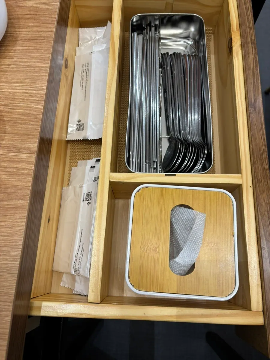 덮개를 씌워둔 여분 앞접시