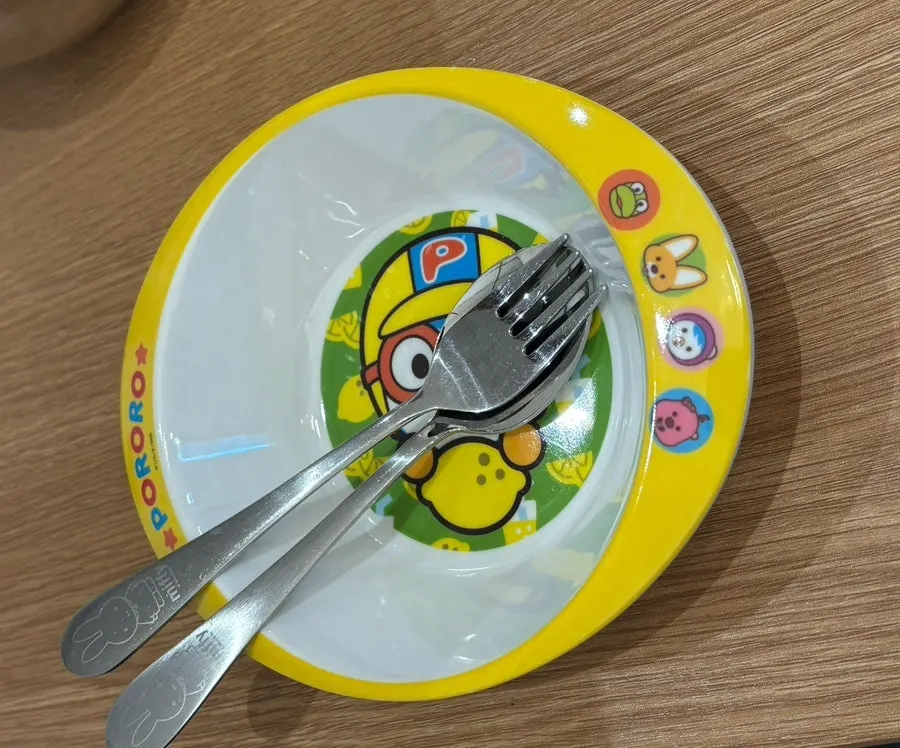 유아용 식기와 앞치마가 준비된 자리