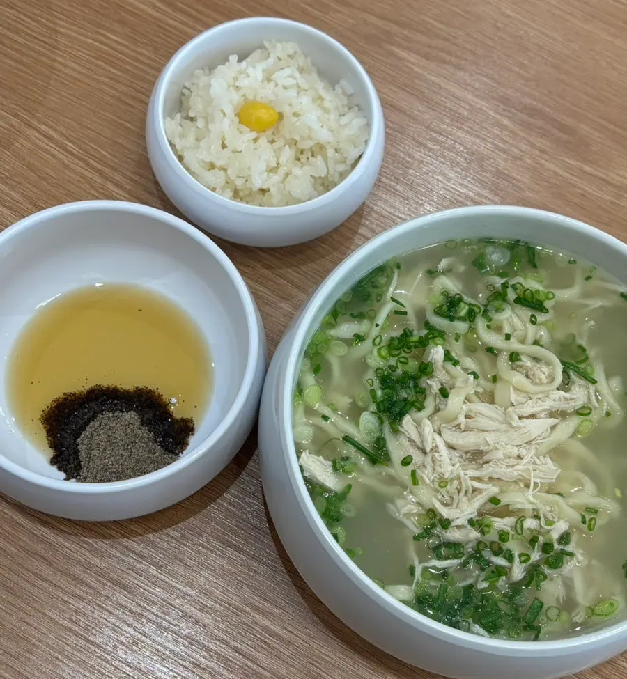 닭고기가 올라간 미옥칼국수 한 그릇