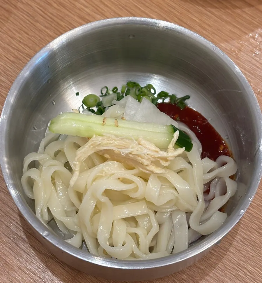 양념을 더한 초계칼국수