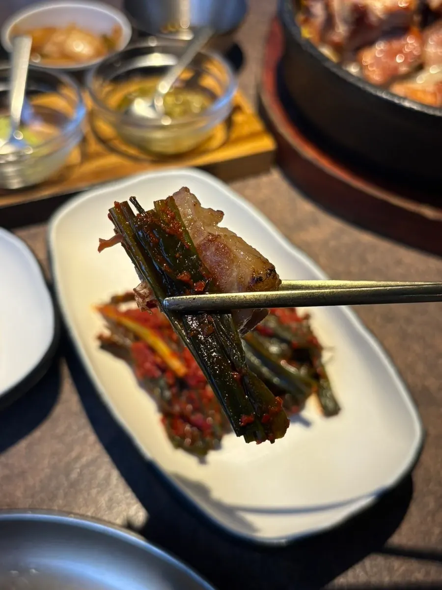 Grilled pork neck dipped in salt