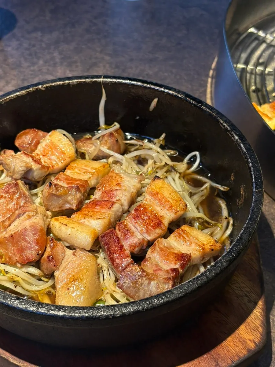 Juicy grilled pork belly
