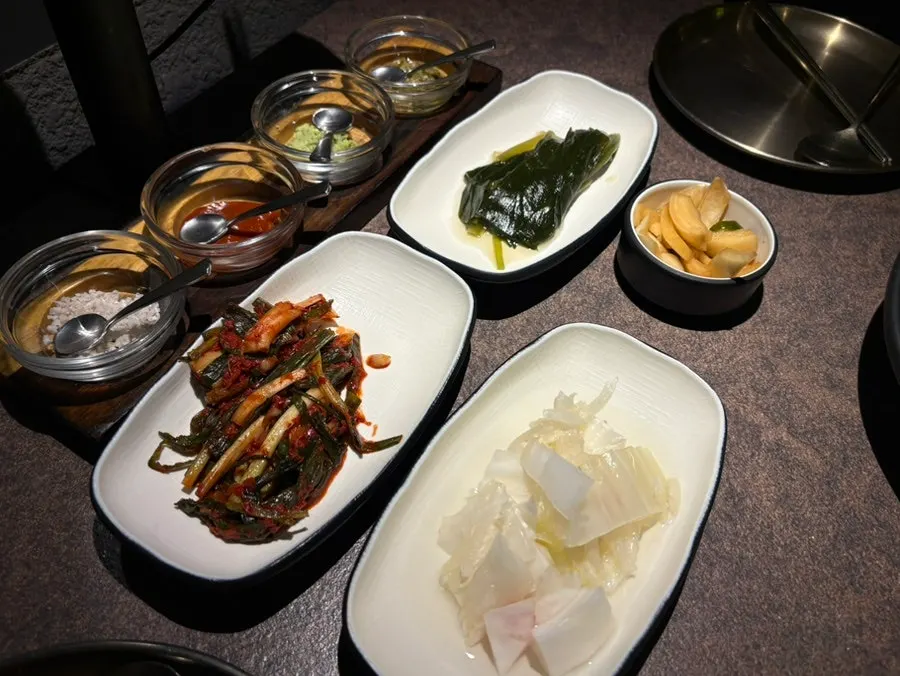 파김치와 백김치 등 기본 찬