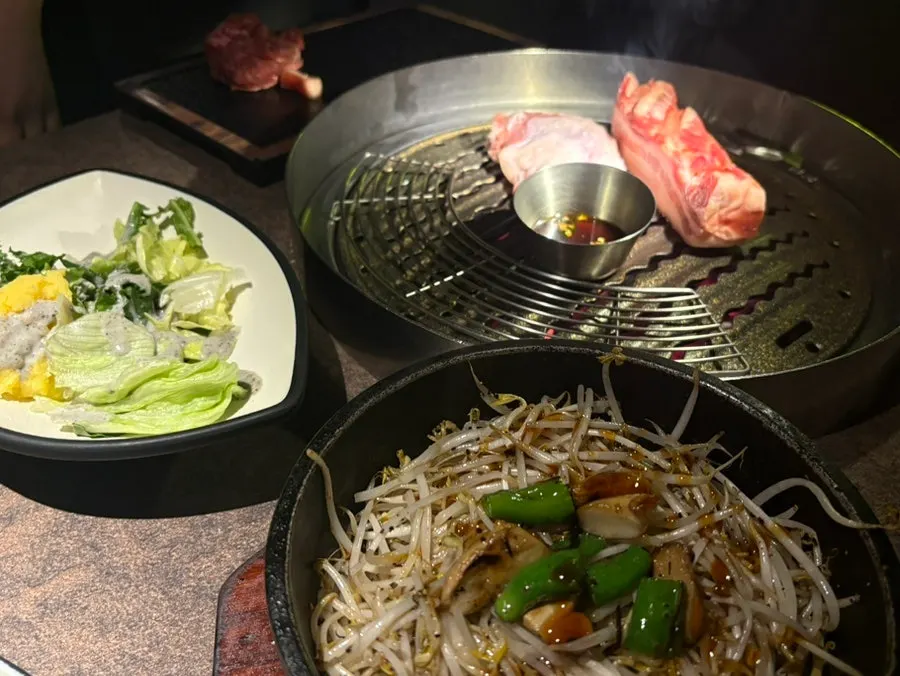 직원이 그릴링 중인 고기