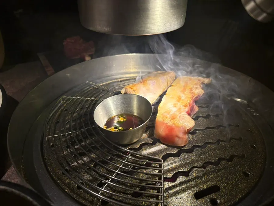 강한 화력에 시어링되는 고기 표면