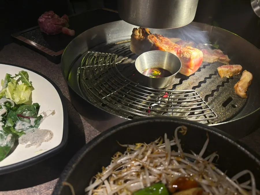 고기를 잘라 굽는 그릴링 과정