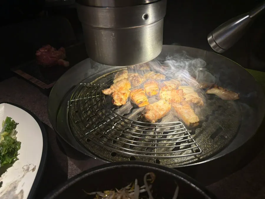 다 익어 무쇠판에 올려진 고기