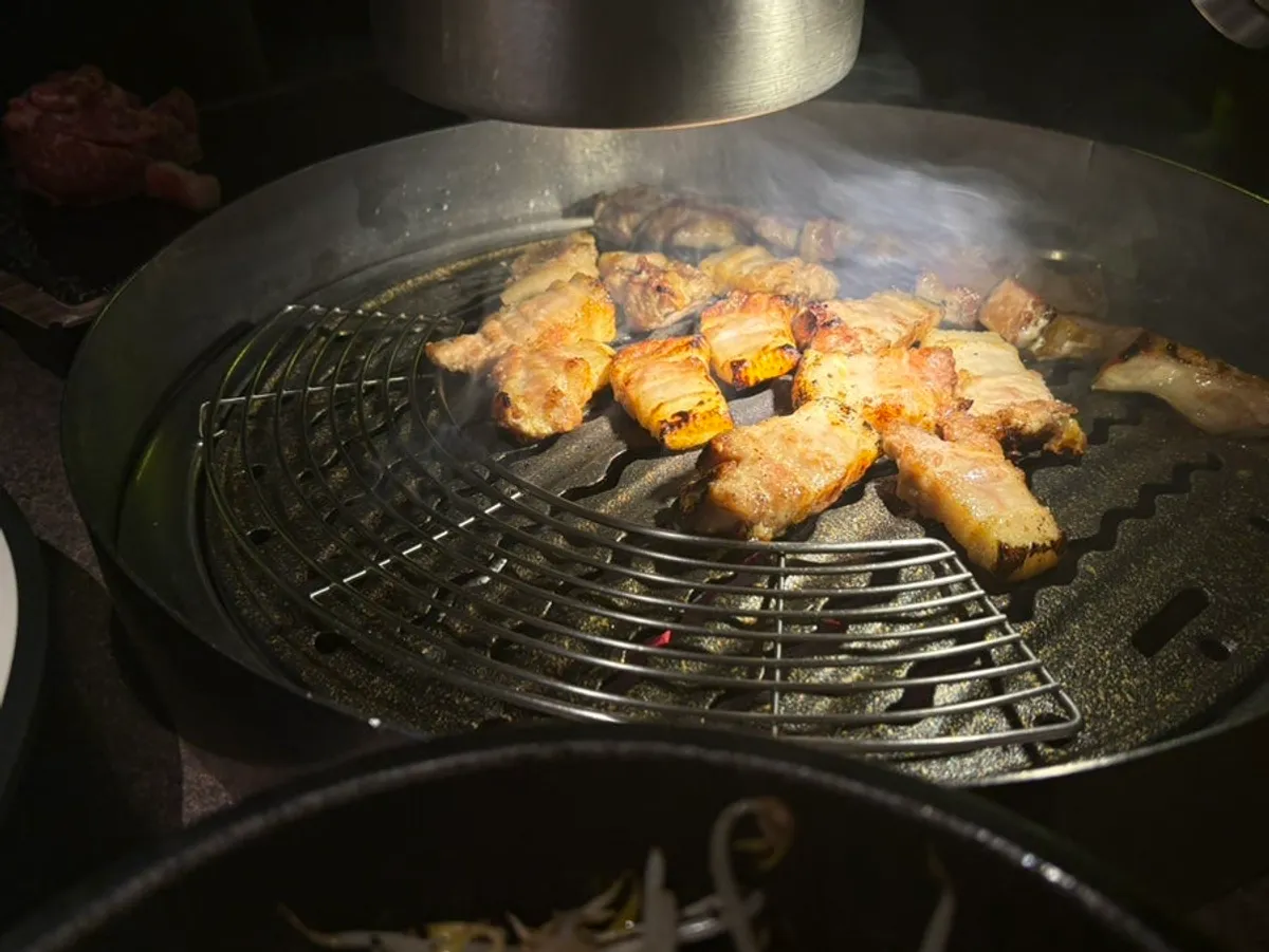 겉이 크리스피하게 구워진 고기 한 점
