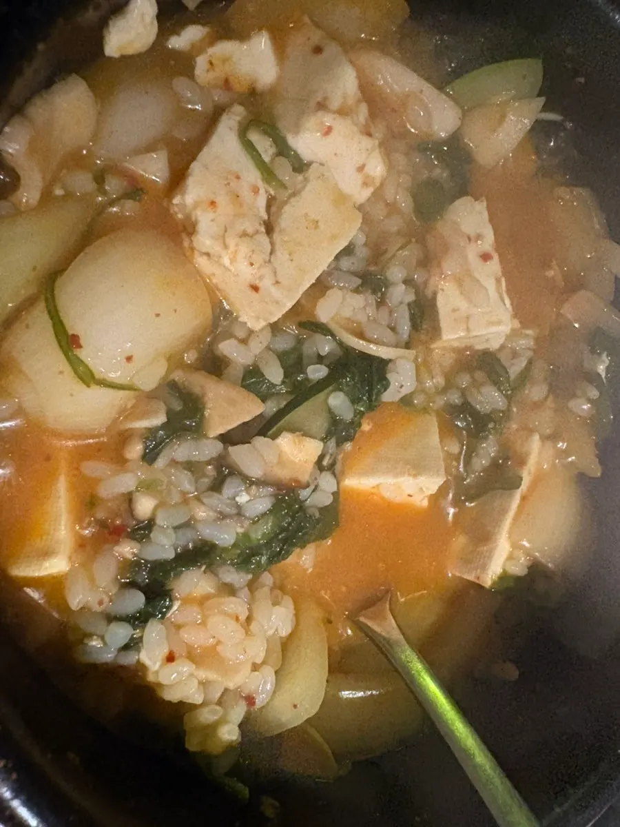 숙주 위에 올려진 고기와 반찬