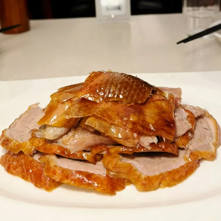 2인 테이블에 차려진 북경오리 반마리