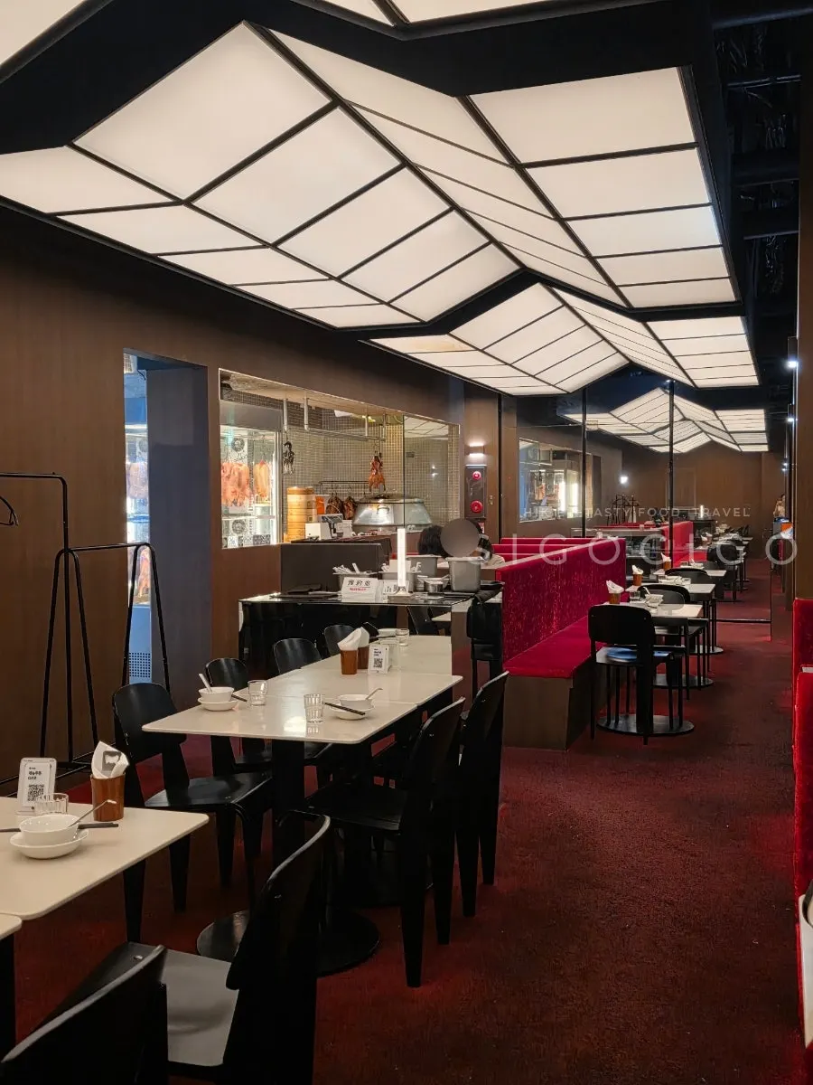 PEKING DUCK 입간판이 놓인 매장 입구