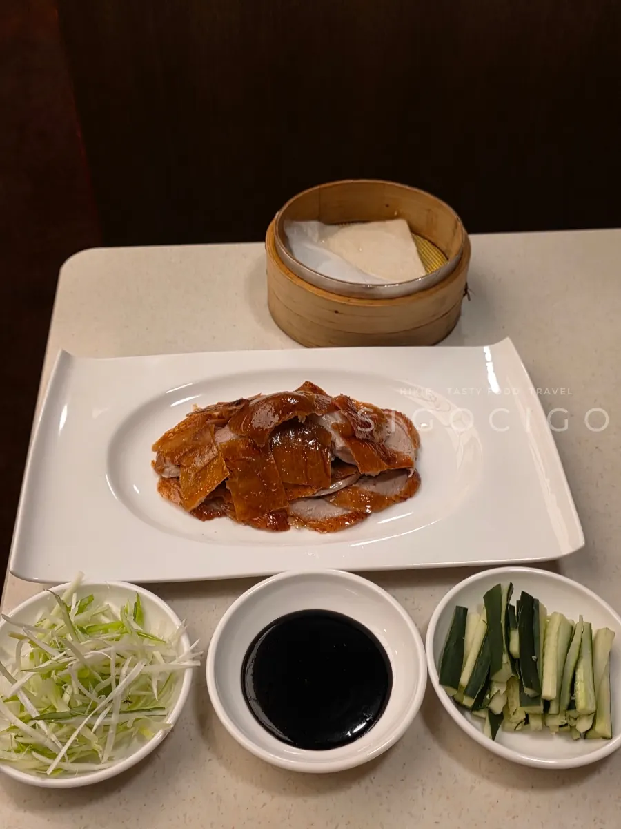 넓은 접시에 담긴 북경오리 반 마리