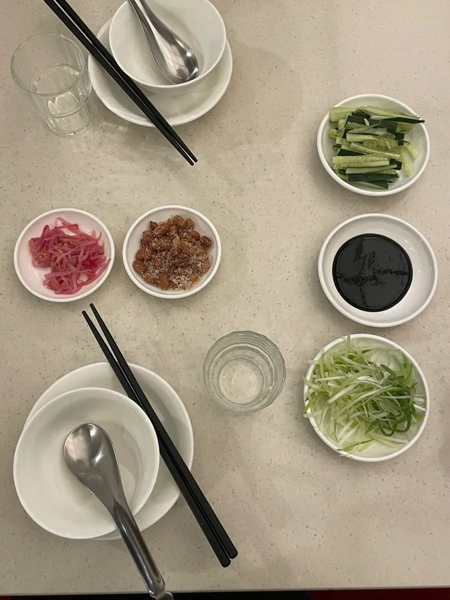 북경오리와 함께 세팅된 오이채, 파채, 해선장 소스