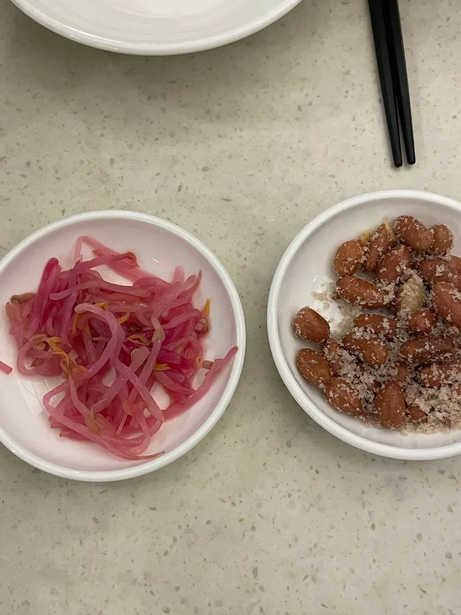기본 반찬으로 나온 숙주무침과 땅콩