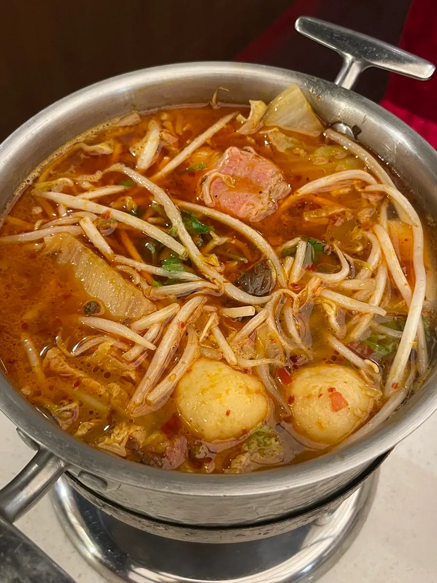 팟에 담겨 보글보글 끓는 마라탕