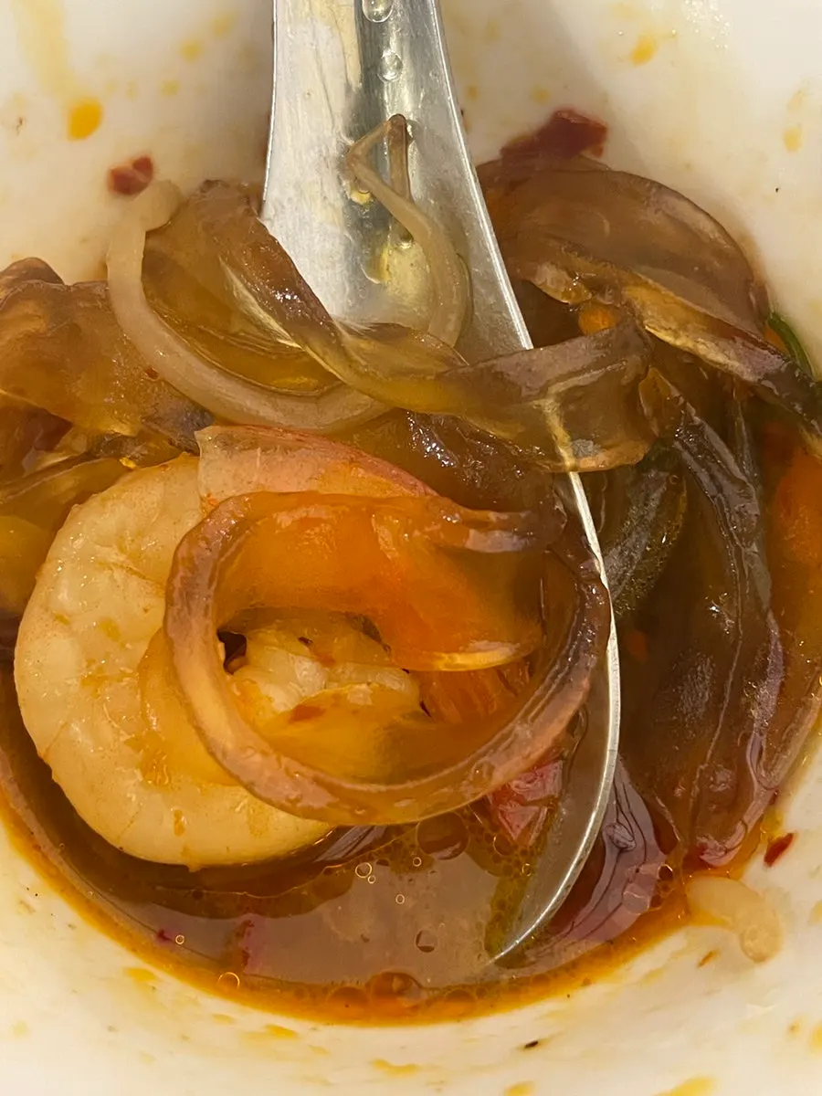 마라탕 국물을 떠 담은 앞접시