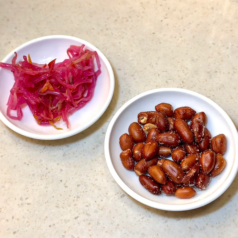 Basic side dishes of peanuts and pickled bean sprouts