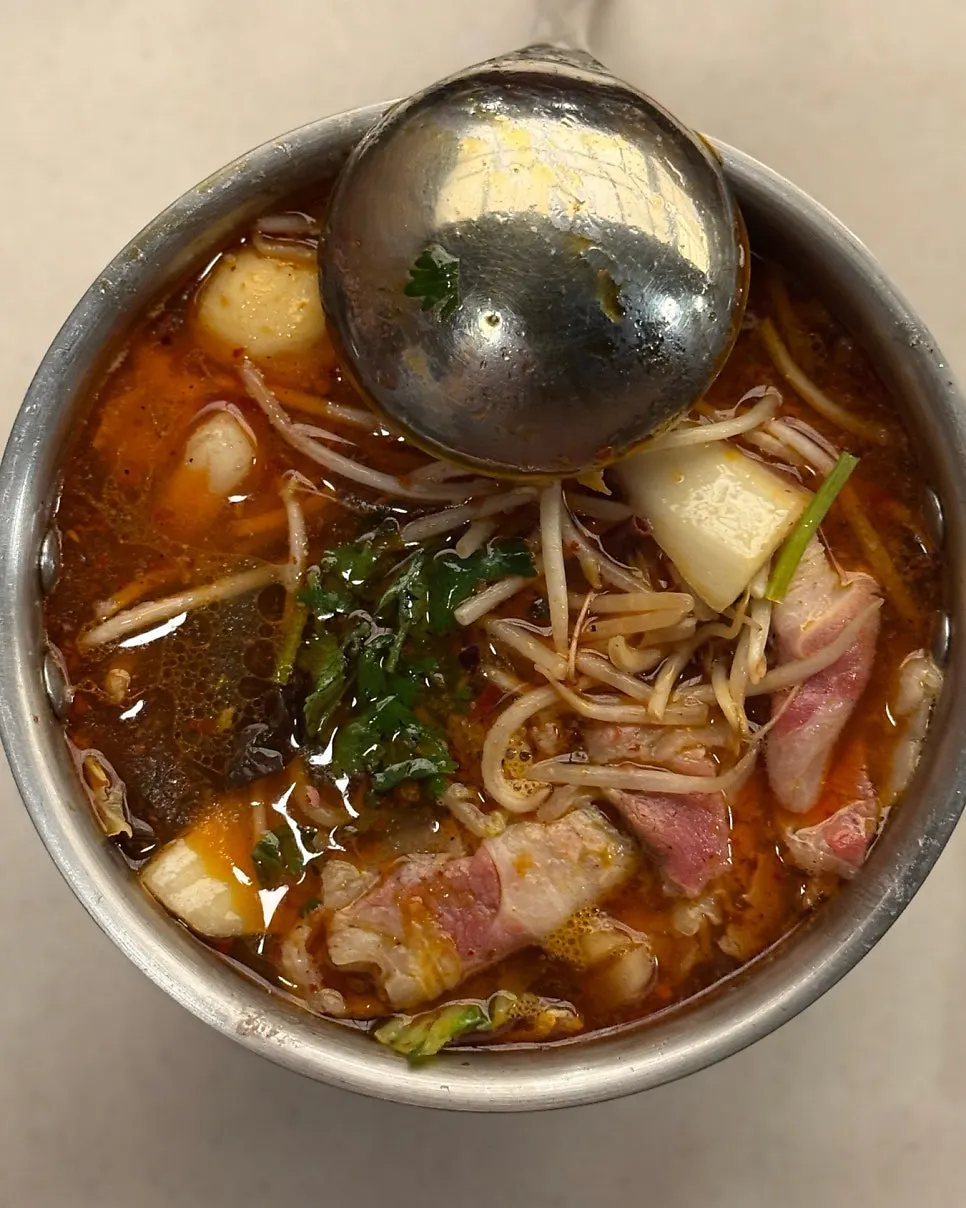 테이블에서 끓고 있는 마라탕