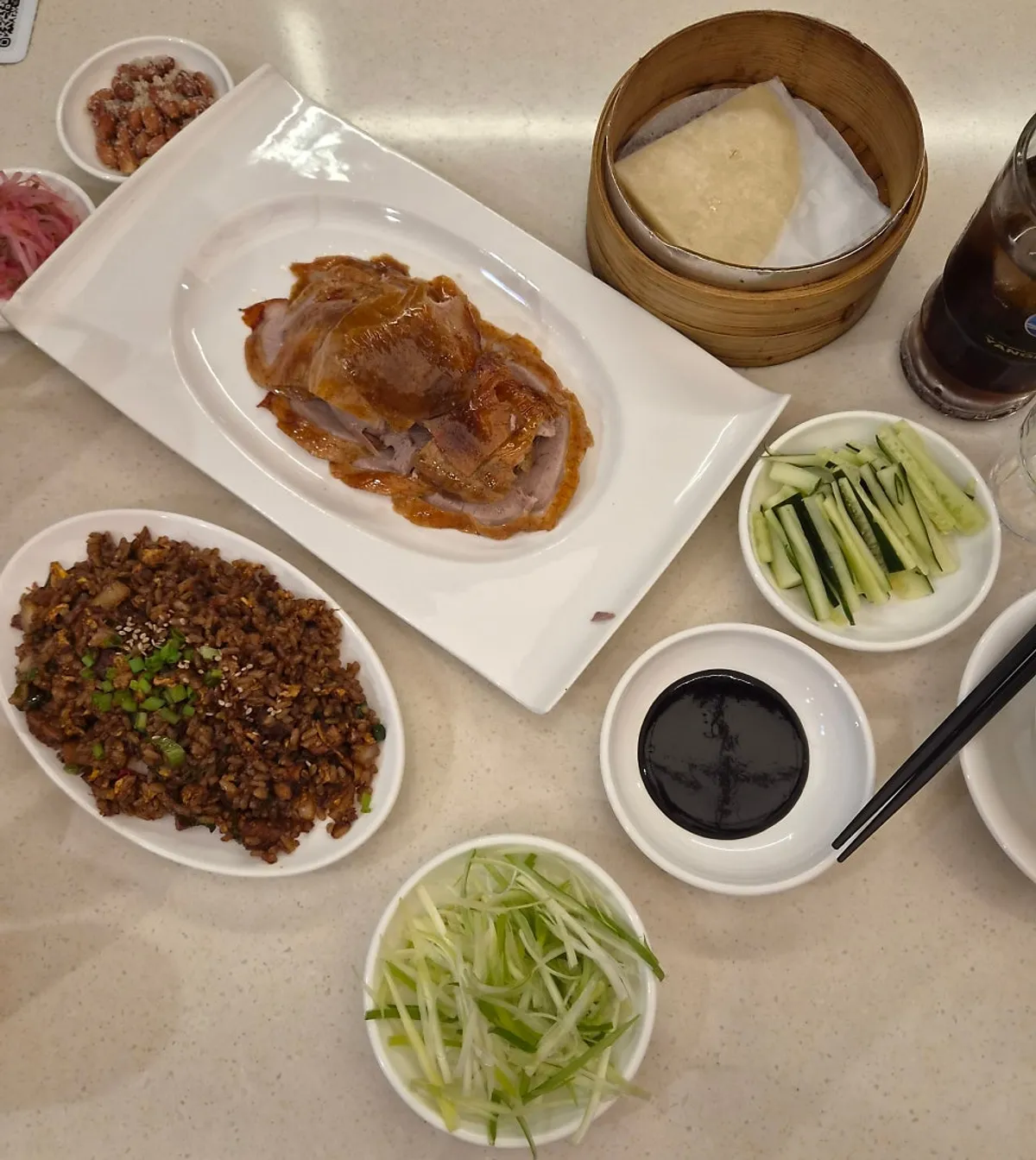 접시에 담긴 북경오리 반마리