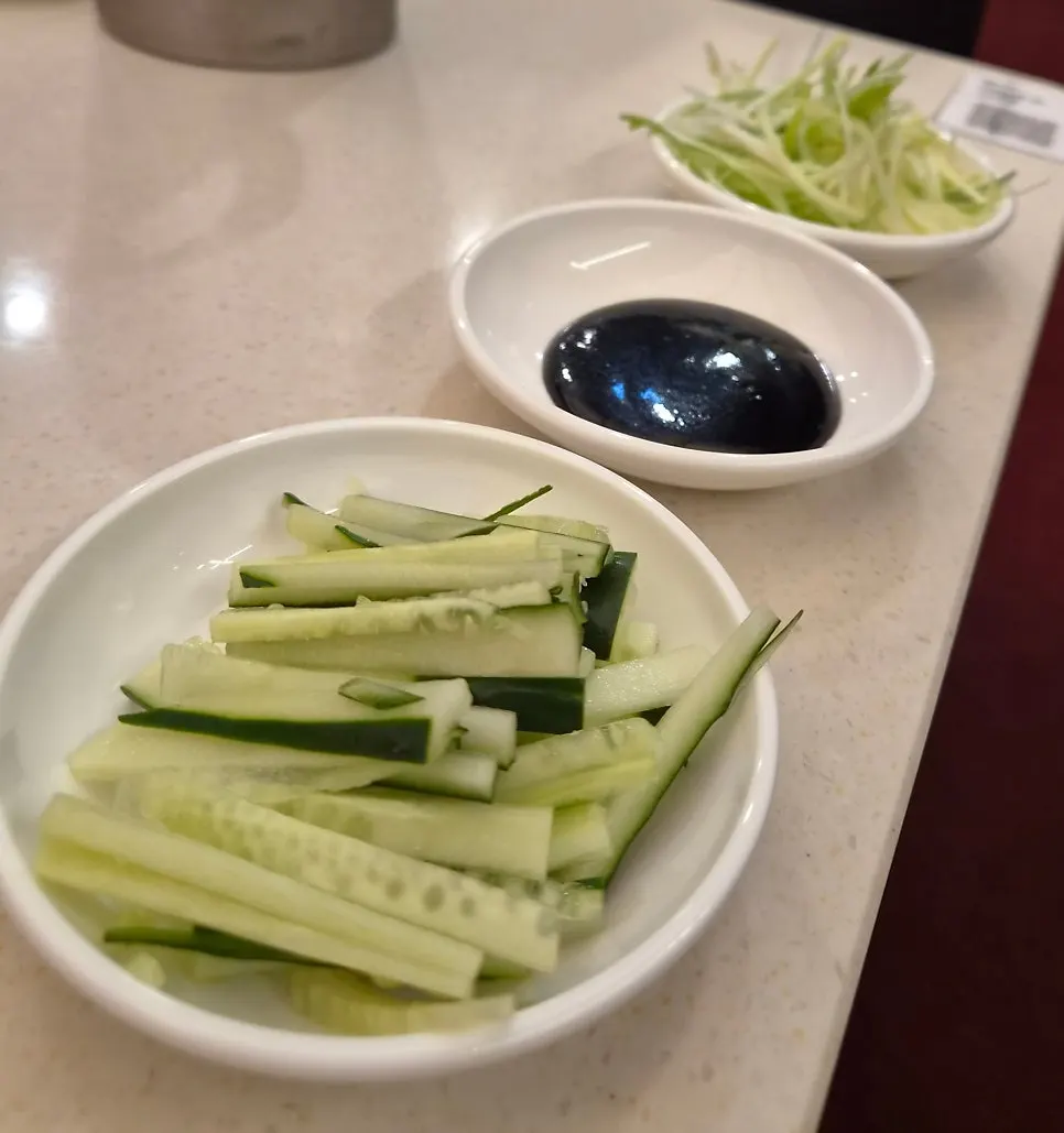 숙주와 오이 반찬 접시