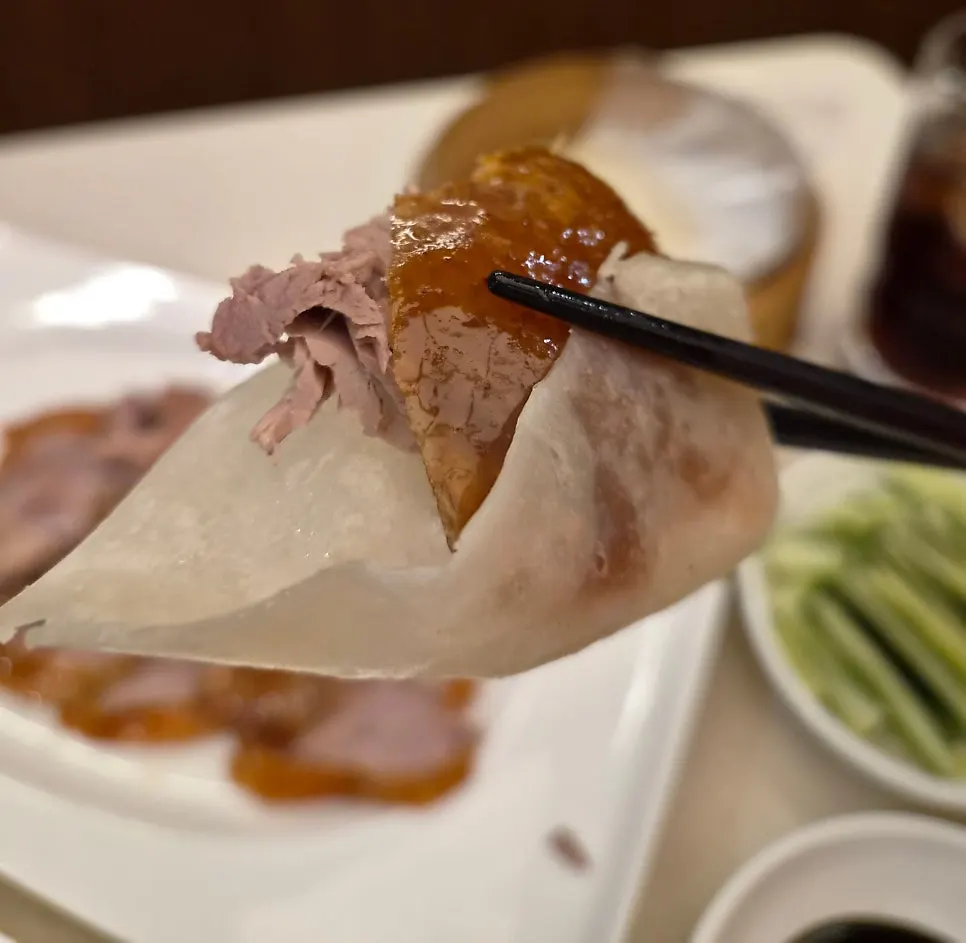 북경오리와 오리볶음밥을 함께 놓은 상