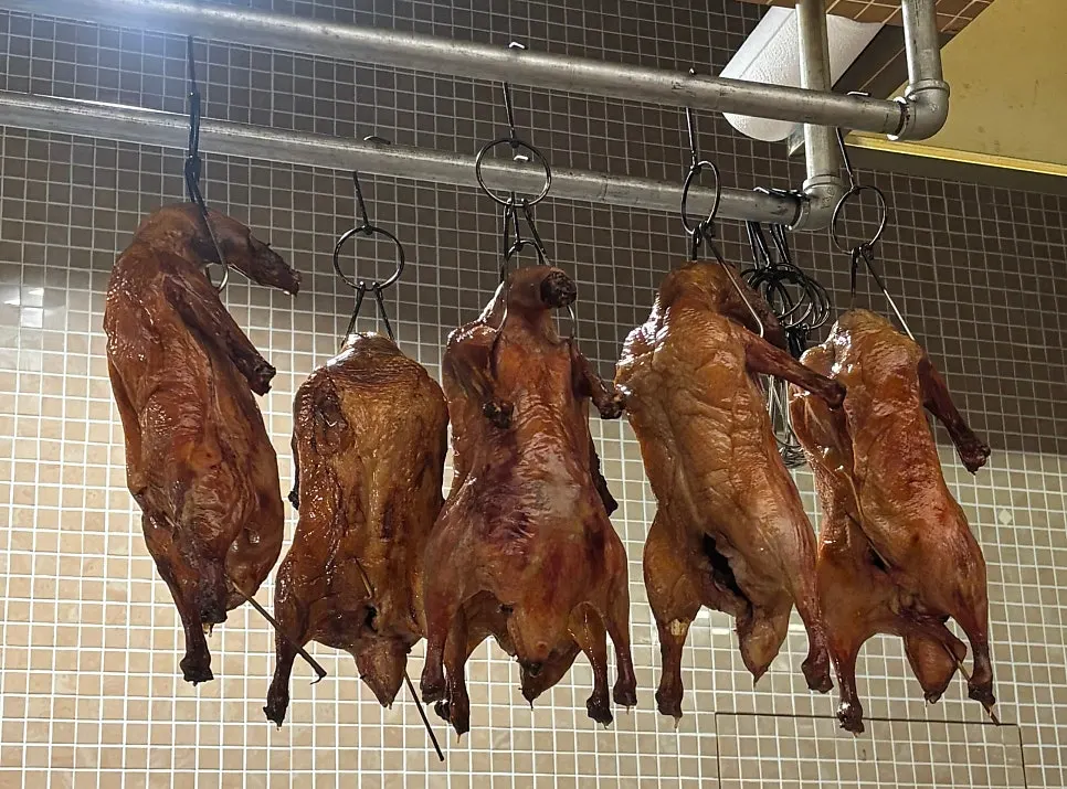 주방 쪽에 걸린 노릇한 북경오리