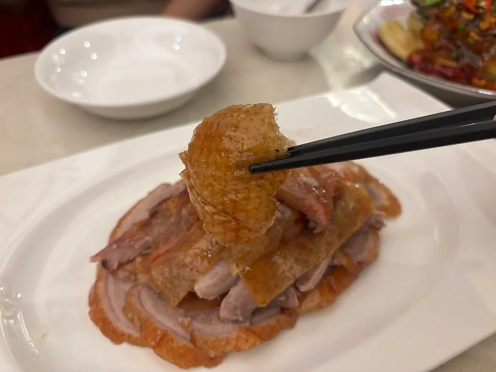 접시에 담긴 북경오리 반마리