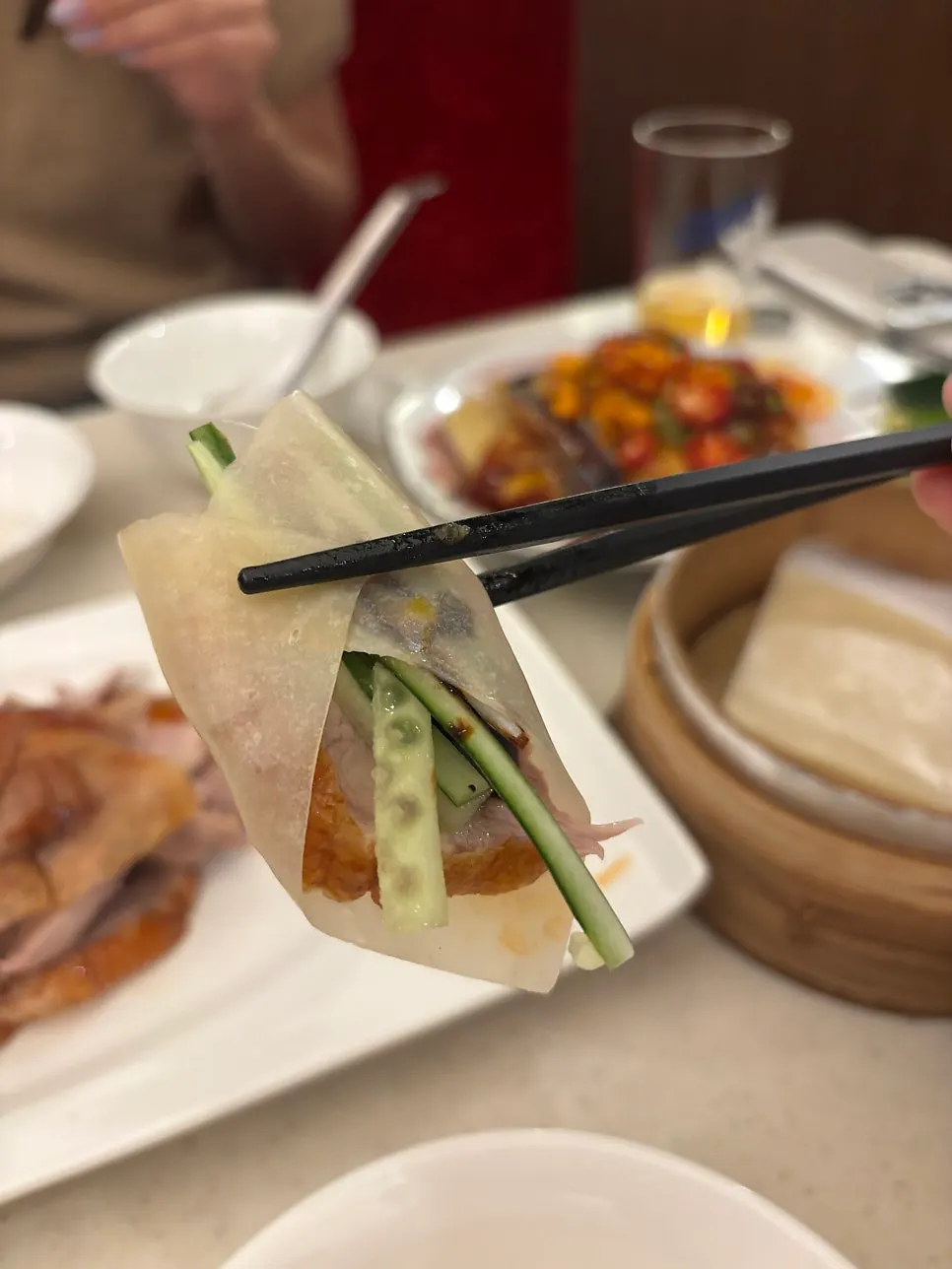 바삭한 오리 껍질 부위 클로즈업