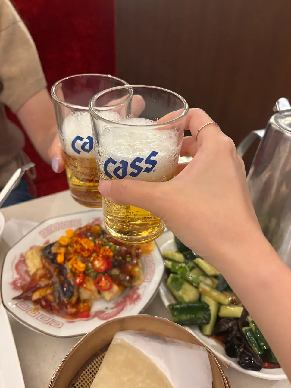 잔에 따른 하얼빈 맥주와 중식 요리