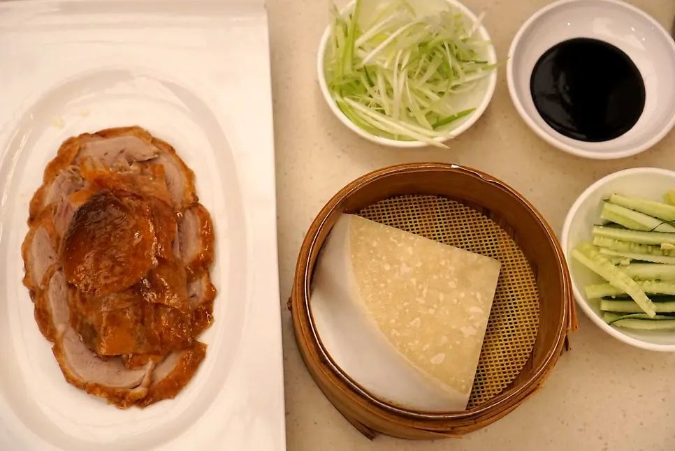 Peking duck table setting at Mirim Yangjang Apgujeong