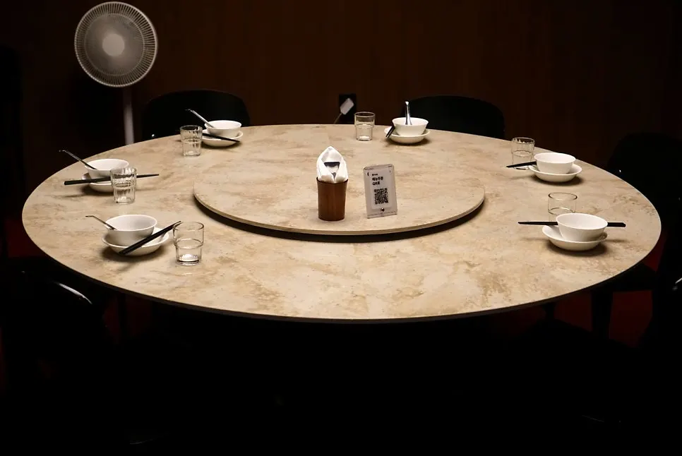 Private room with a 6-person round table