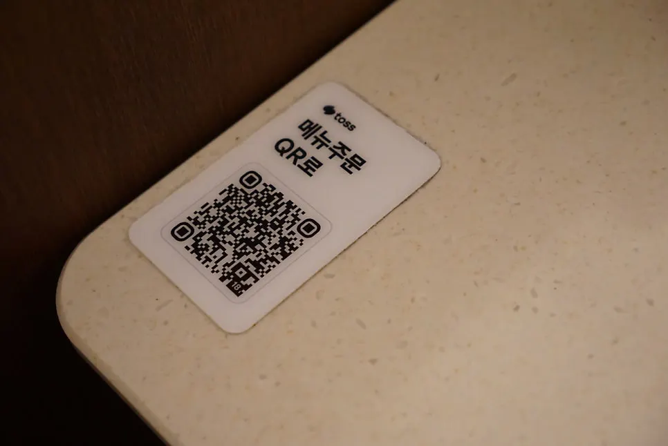 QR code ordering guide on the table