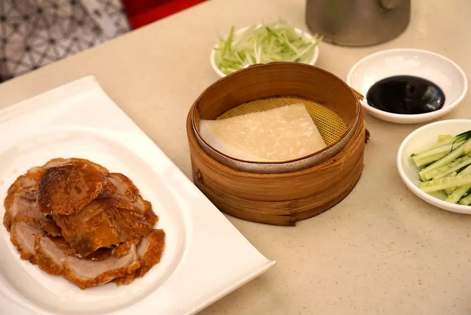 Half Peking duck plate with pancakes, cucumber and scallion