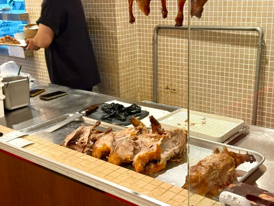 Open kitchen and Peking duck display at Mirim Yangjang Apgujeong