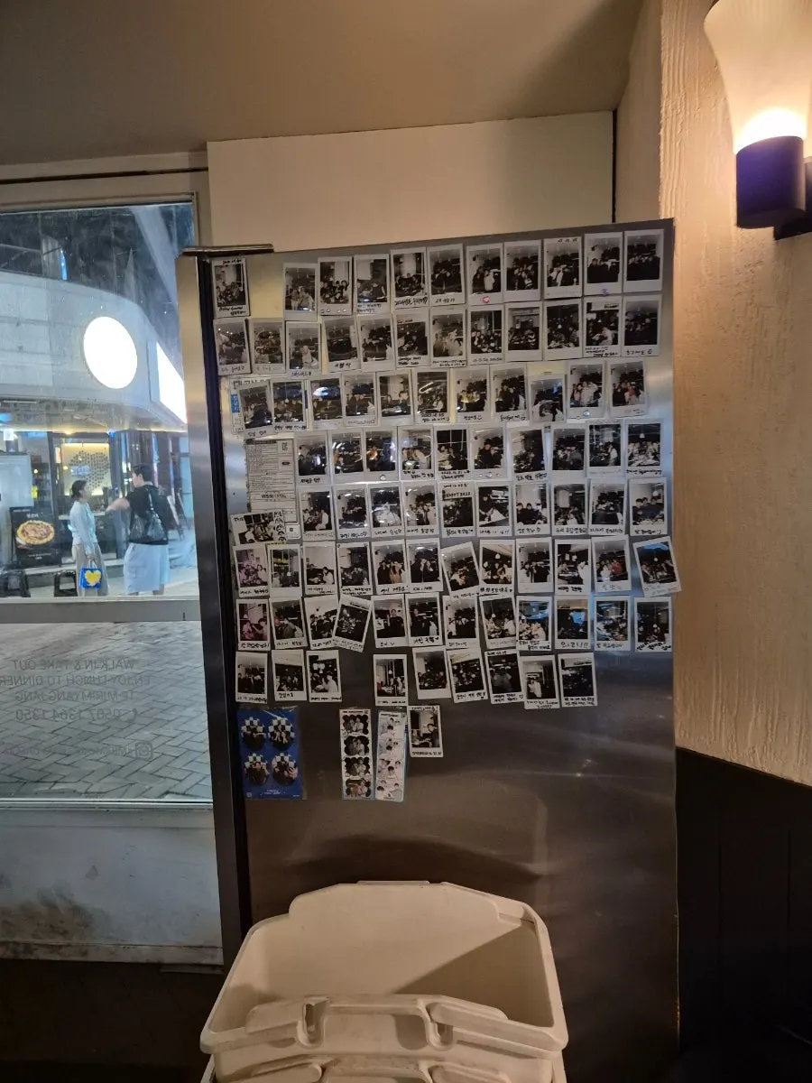 입구 왼쪽에 걸린 북경오리