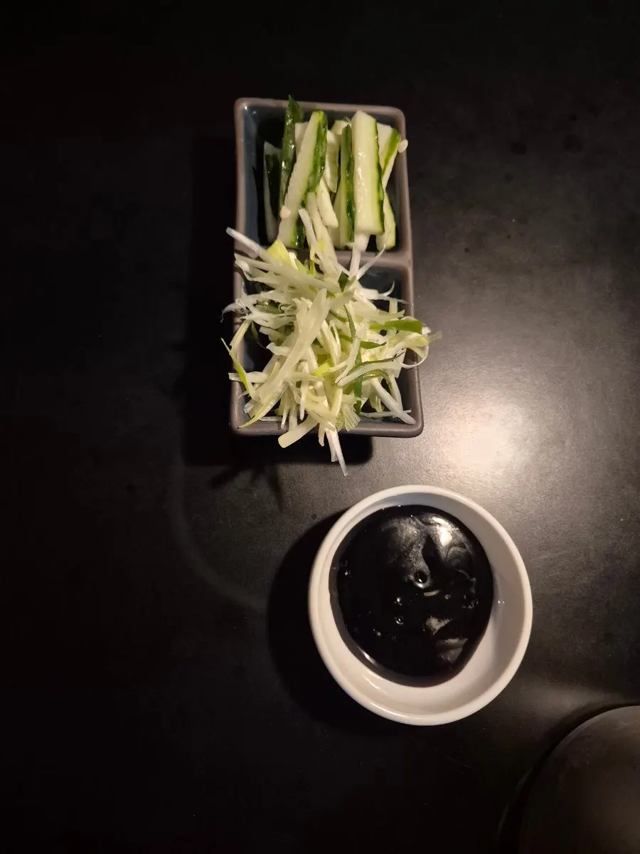 윤기 도는 북경오리 반마리 접시