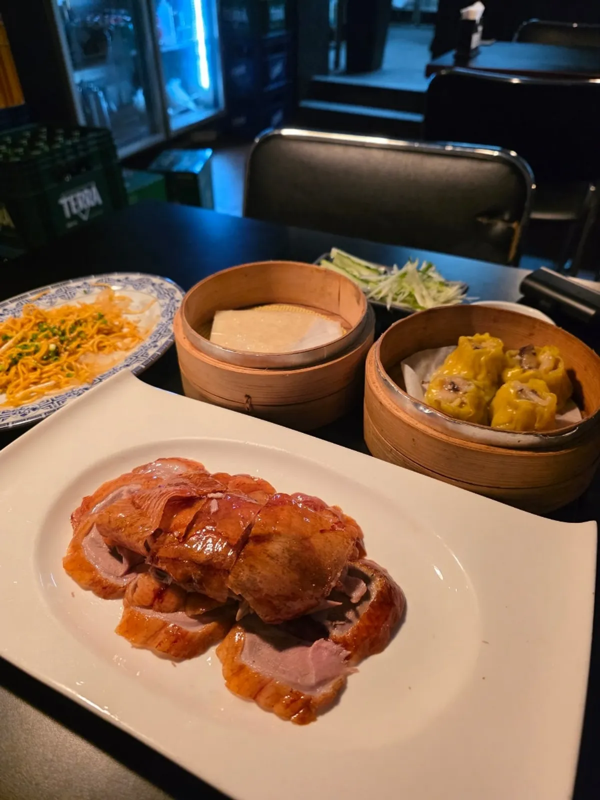 북경오리 쌈과 함께 차려진 중식 한 상