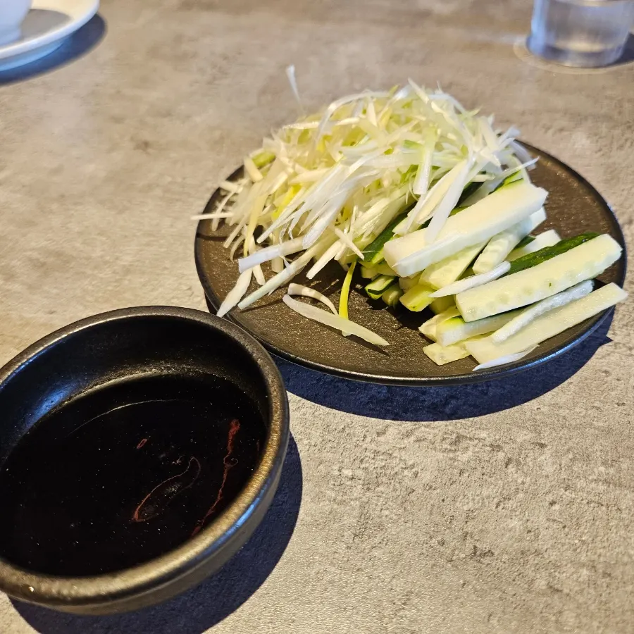 Wheat pancakes and vegetables served with the Peking duck
