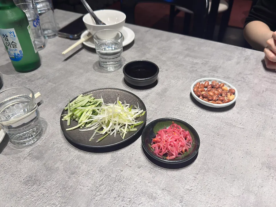 Scallion strips and sauce served with the Peking duck