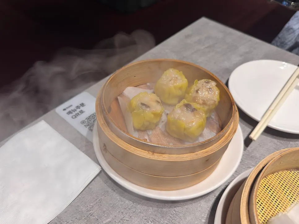 Shumai 4pcs topped with whole shrimp