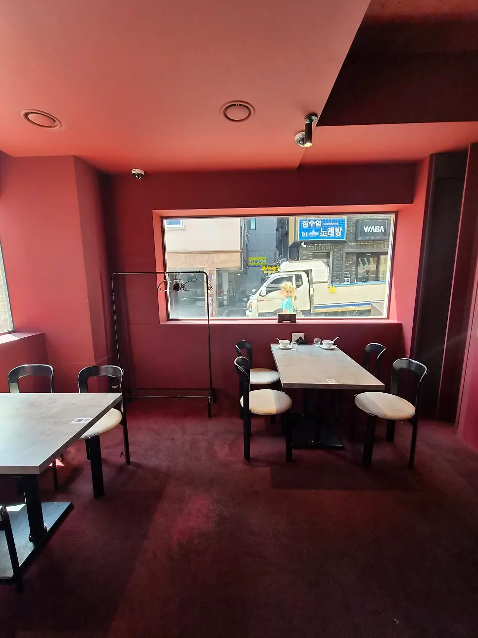 Seating and lighting at Mirim Yangjang's Gwangalli branch