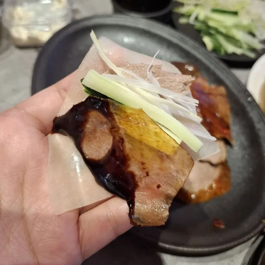 바삭한 껍질의 북경오리 클로즈업