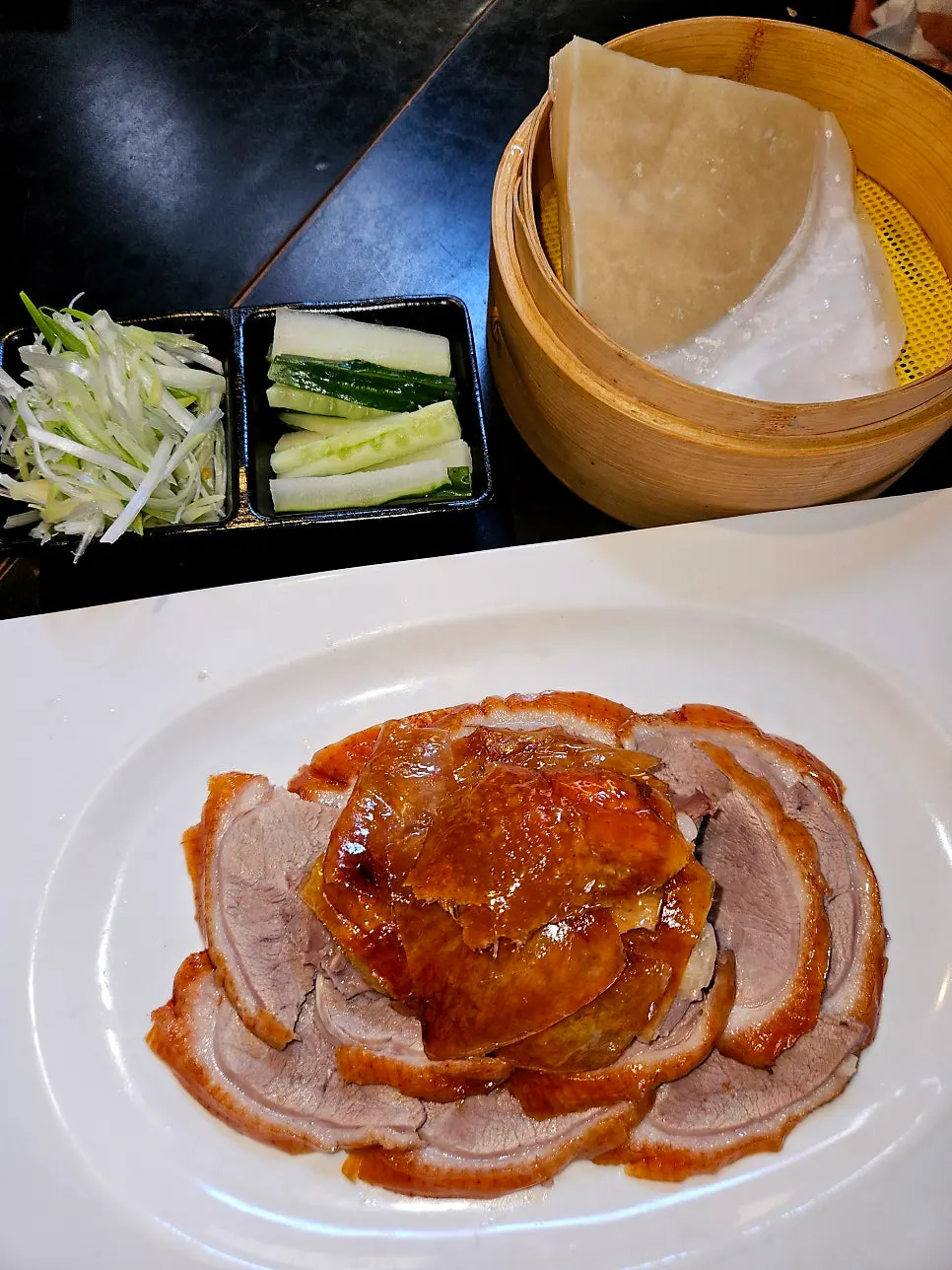 북경오리와 함께 나온 전병과 파, 오이